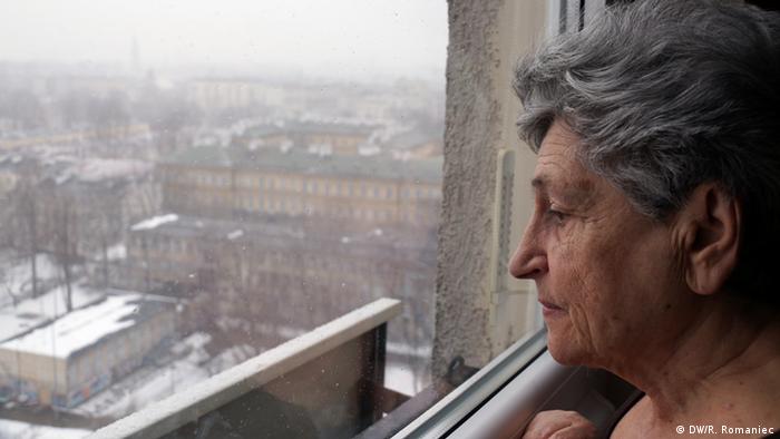 Krystyna Budnicka gleda kroz prozor na bivšu židovsku četvrt. 