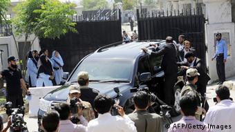 پرویز مشرف، رئیس‌جمهور پیشین پاکستان در حال فرار از محوطه دادگاهی در اسلام‌آباد