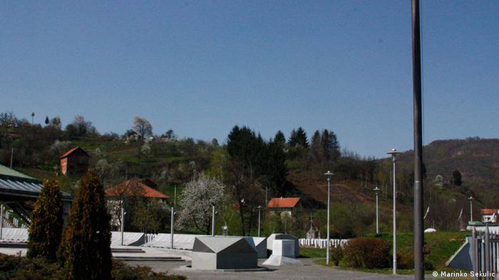 Srebrenički Bošnjaci kažu kako postoje saznanja da se u neposrednoj blizini lokacije na kojoj se gradi crkva, na brdu iznad Memorijalnog centra Potočari, nalazi još jedna masovna grobnica. 
