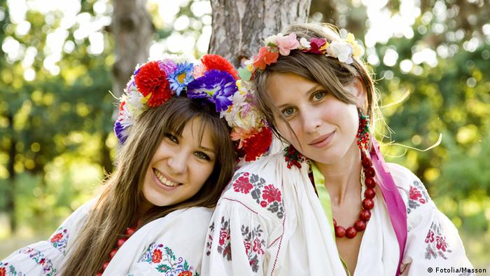 Две девушки в украинских национальных костюмах