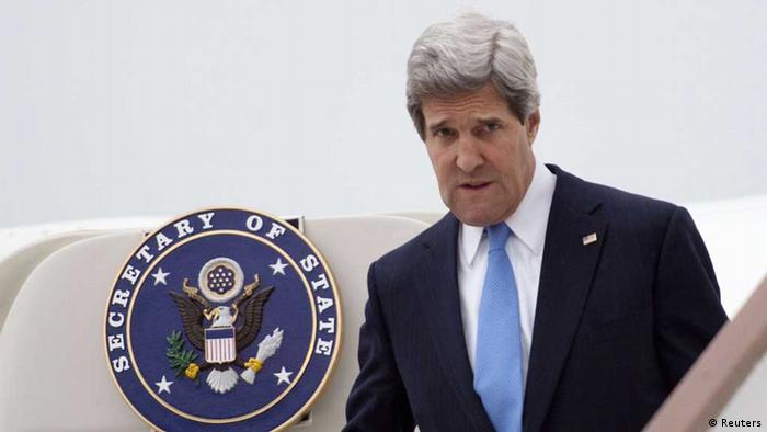 US Secretary of State John Kerry exits his government aircraft (Foto: Reuters) / Eingestellt von wa