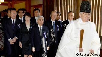 Besuch japanischer Abgeordneten zum Yasukuni-Schrein in Tokio