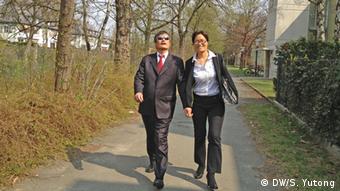 Chen Guangcheng and his wife in Berlin (DW/Chinesisch) 
