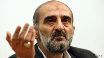 حسین شریعتمداری نماینده خامنه‌ای در کیهان خاتمی را در آستانه انتخابات مفسد فی‌الارض خواند. 