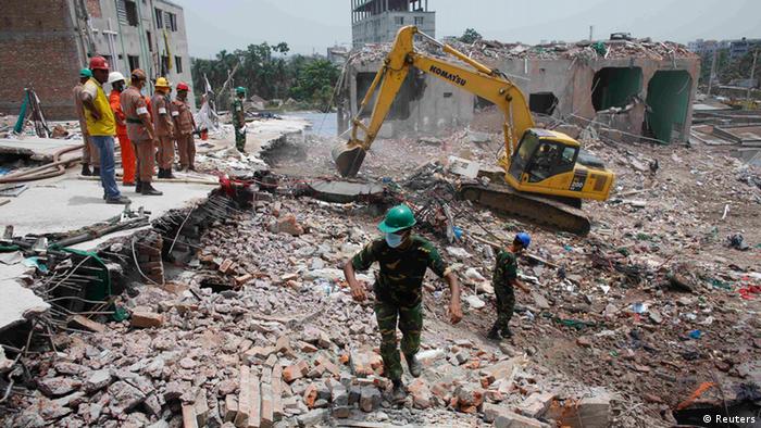 Rescue workers attempt to find survivors in the rubble of the collapsed Rana Plaza building in Savar, around 30 km (19 miles) outside Dhaka May 4, 2013. REUTERS/Andrew Biraj (BANGLADESH - Tags: DISASTER BUSINESS EMPLOYMENT)