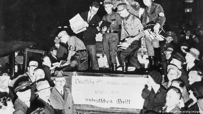 Buecherverbrennung/sammeln von Buechern... Nationalsozialismus / Buecherverbrennung auf dem Opernplatz in Berlin, am 10. Mai 1933. - Sammeln der beschlagnahmten Buecher auf einem Wagen, mit dem sie zur Ver- brennung auf dem Opernplatz gefahren werden.- Foto.