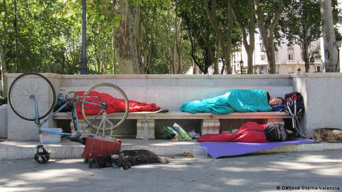Jóvenes españoles sin techo duermen en el Paseo del Prado de Madrid, justo enfrente del Ministerio de Sanidad, Servicios Sociales e Igualdad. 