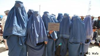 در برخی ولایت ها معلمان زن نیز با چادری وظیفه انجام می دهند. مانند این معلمان غزنی که در یک اعتصاب اشتراک کرده بودند. 