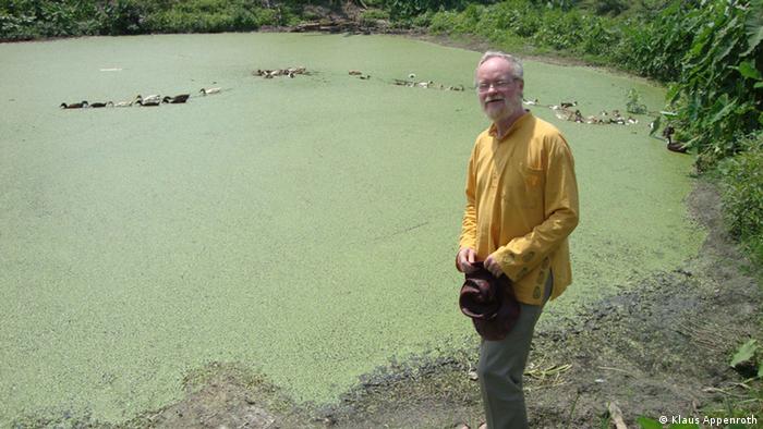 PD Dr. Klaus Appenroth von der Universität Jena, auf Exkursionen nach Indien und Bangladesch zur Erforschung von Wasserlinsen.
Bild aus dem Privatarchiv, Undatierte Aufnahme, Eingestellt 06.05.2013