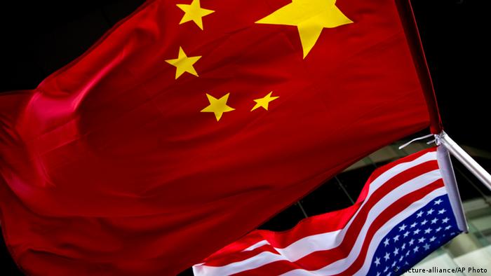 Symbolbild Cyber Angriff Chinesische und amerikanische Fahne vor einem Hotel in Peking