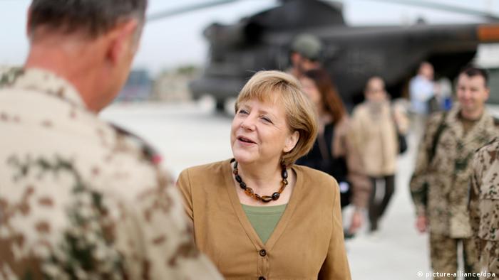Chancellor Merkel visiting troops (Photo: Kay Nietfeld/dpa)
