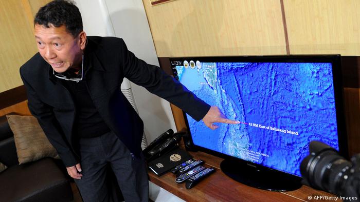 Philippine Bureau of Fisheries and Aquatic Resources director Asis Perez points to a map in Manila on May 10, 2013, showing where a Philippine fisheries patrol vessel manned by the coast guard shot at a Taiwanese fishing vessel (Photo: JAY DIRECTO/AFP/Getty Images) 