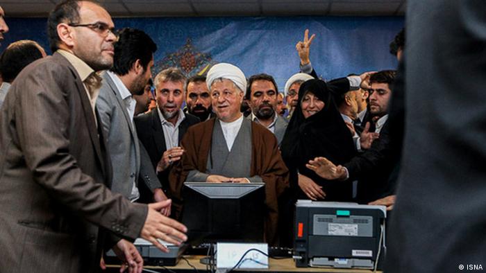 اکبر هاشمی رفسنجانی هنگام ثبت نام به عنوان داوطلب شرکت در انتخابات ریاست جمهوری ایران