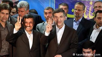 اسفندیار رحیم‌مشایی و محمود احمدی‌نژاد پس از نام‌نویسی در وزارت کشور