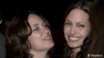 Muigizaji Angelina Jolie (kulia) na marehemu mama yake Marcheline Bertrand mwaka 2001.