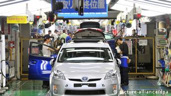 Workers assemble Toyota Motor Corp.'s third-generation Prius hybrid cars (+++(c) dpa)