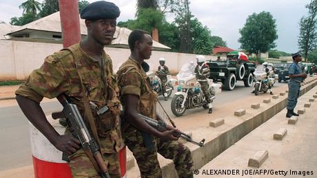 Burundische Soldaten bei der Beerdigung des Präsidenten Melchior Ndadaye, der bei einem Putsch 1993 ums Leben kam ALEXANDER JOE/AFP/Getty Images