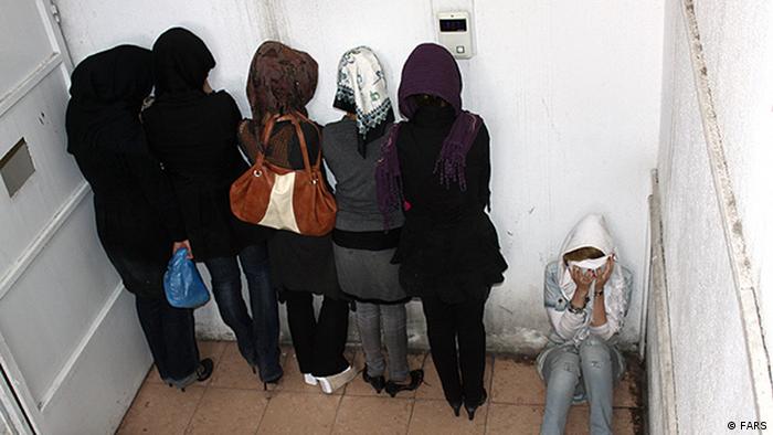 Bildergalerie Iran Polizei
Zulieferer: Hossein Kermani
Bildbeschreibung: Die Sittenpolizei verhafte weiterhin Frauen wegen Unislamische Kleider.
Schlagworte: Iran, polizei
Lizenzfrei: FARS