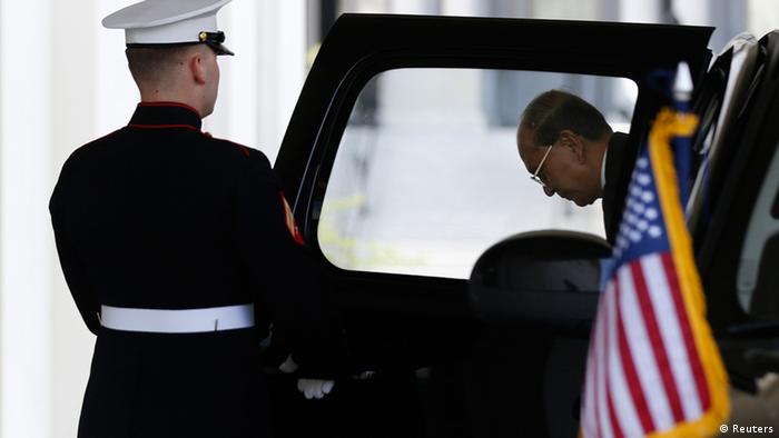Myanmar's President Thein Sein arrives at the West Wing of the White House for a meeting with U.S. President Barack Obama in Washington, May 20, 2013. REUTERS/Jason Reed (UNITED STATES - Tags: POLITICS)