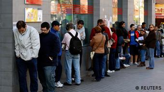 El desempleo golpea casi en partes iguales a españoles e inmigrantes.