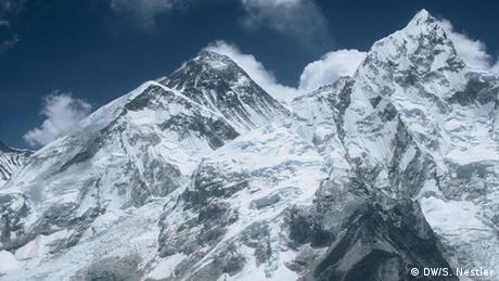 Blick vom Aussichtsberg Kala Pattar auf die Südseite des Mount Everest. Foto: DW/Stefan Nestler 