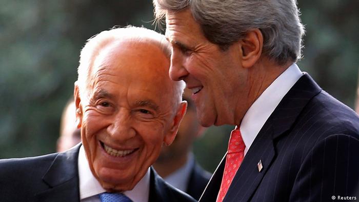 Shimon Peres and US Secretary of State John Kerry in 2013. (Photo: REUTERS/Jim Young)