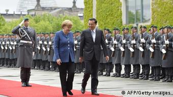 Merkel na Li wakikagua gwaride la heshima