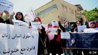 تظاهرات زنان در اعتراض به رد قانون محو خشونت علیه زنان توسط محافظه کاران پارلمان افغانستان 
