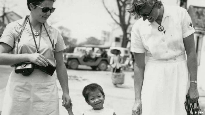 two Helgoland nurses with a Vietnamese child. (Photo: DRK-Archiv)
