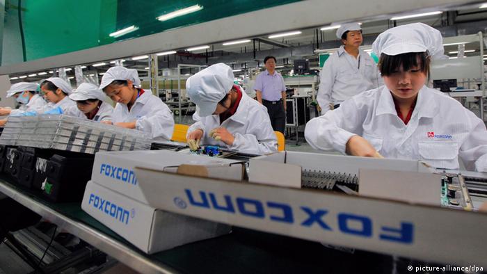 ARCHIV - Angestellte von Foxconn arbeiten am 26.05.2010 um Lunghua-Werk in Shenzhen, China. Nach Informationen der Organisation China Labor Watch hat der hohe Produktionsdruck bei Apples neuem iPhone 5 hat zu einem Streik beim Auftragsfertiger Foxconn geführt. Foto: Ym Yik (zu dpa 0133 vom 06.10.2012) +++(c) dpa - Bildfunk+++