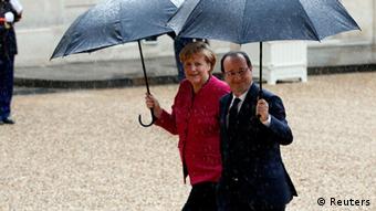 Υπό καταρρακτώδη βροχή η άφιξη της Μέρκελ στο προεδρικό μέγαρο