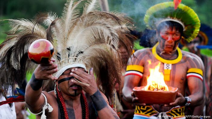 Indígenas brasileños de la etnia terena. 