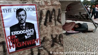Na jednom posteru na trgu Taksim se Erdogan prikazuje kao diktator