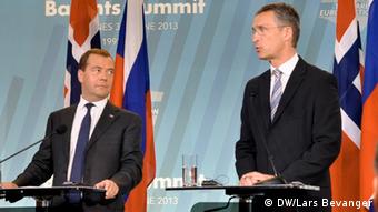 Two politicians in dark business suits look at each other during a press conference
(Photo: DW / Lars Bevanger)