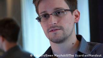 #ACHTUNG!!! AUSSCHLIESSLICH UND EINMALIG ZUR AKTUELLEN BERICHTERSTATTUNG VERWENDEN!!! 
U.S. National Security Agency whistleblower Edward Snowden, an analyst with a U.S. defence contractor, is seen in this still image taken from a video during an interview with the Guardian in his hotel room in Hong Kong June 6, 2013. The 29-year-old contractor at the NSA revealed top secret U.S. surveillance programmes to alert the public of what is being done in their name, the Guardian newspaper reported on Sunday. Snowden, a former CIA technical assistant who was working at the super-secret NSA as an employee of defence contractor Booz Allen Hamilton, is ensconced in a hotel in Hong Kong after leaving the United States with secret documents.
Footage taken June 6, 2013. REUTERS/Ewen MacAskill/The Guardian/Handout (CHINA - Tags: POLITICS MEDIA)
ATTENTION EDITORS - THIS IMAGE WAS PROVIDED BY A THIRD PARTY. FOR EDITORIAL USE ONLY. NOT FOR SALE FOR MARKETING OR ADVERTISING CAMPAIGNS. THIS PICTURE IS DISTRIBUTED EXACTLY AS RECEIVED BY REUTERS, AS A SERVICE TO CLIENTS. NO SALES. NO ARCHIVES. THIS PICTURE IS DISTRIBUTED EXACTLY AS RECEIVED BY REUTERS, AS A SERVICE TO CLIENTS. MANDATORY CREDIT