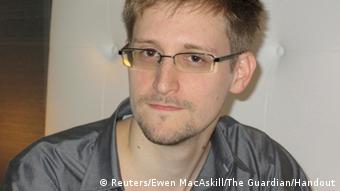 #ACHTUNG!!! AUSSCHLIESSLICH UND EINMALIG ZUR AKTUELLEN BERICHTERSTATTUNG VERWENDEN!!! U.S. National Security Agency whistleblower Edward Snowden, an analyst with a U.S. defence contractor, is pictured during an interview with the Guardian in his hotel room in Hong Kong June 9, 2013. The 29-year-old contractor at the NSA revealed top secret U.S. surveillance programmes to alert the public of what is being done in their name, the Guardian newspaper reported on Sunday. Snowden, a former CIA technical assistant who was working at the super-secret NSA as an employee of defence contractor Booz Allen Hamilton, is ensconced in a hotel in Hong Kong after leaving the United States with secret documents. REUTERS/Ewen MacAskill/The Guardian/Handout (CHINA - Tags: POLITICS MEDIA) ATTENTION EDITORS - THIS IMAGE WAS PROVIDED BY A THIRD PARTY. FOR EDITORIAL USE ONLY. NOT FOR SALE FOR MARKETING OR ADVERTISING CAMPAIGNS. THIS PICTURE IS DISTRIBUTED EXACTLY AS RECEIVED BY REUTERS, AS A SERVICE TO CLIENTS. NO SALES. NO ARCHIVES. THIS PICTURE IS DISTRIBUTED EXACTLY AS RECEIVED BY REUTERS, AS A SERVICE TO CLIENTS. MANDATORY CREDIT