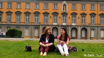 Φοιτητές μπροστά από Πανεπιστήμιο της Βόννης