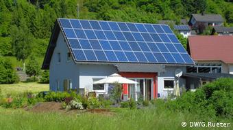 Módulos solares sobre el tejado de una casa en Alemania.