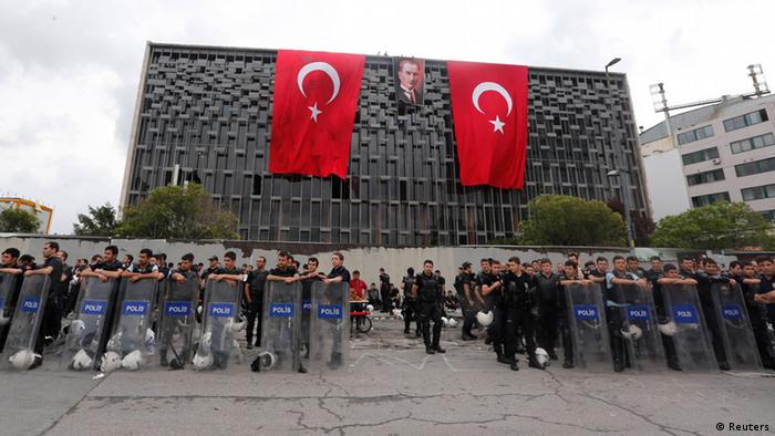 دعوات للتهدئة قبيل لقاء أردوغان مع ممثلي الحركة الاحتجاجية 0,,16876332_303,00