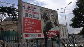 Plakat in Pristina gegen die Eulex-Mission im Kosovo (Foto: DW/Bekim Shehu)