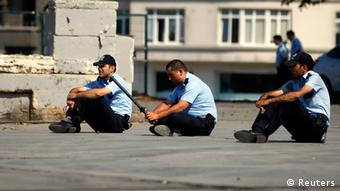 Turkish police take a break at the entrance of Gezi Park at Taksim Square in Istanbul June 17, 2013. (Photo: REUTERS/Marko Djurica) 