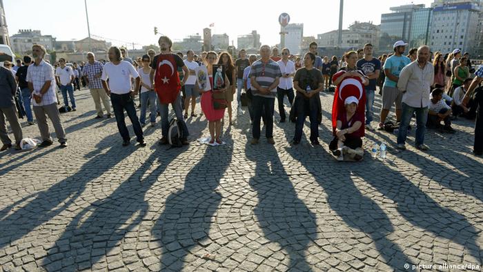 ©Kyodo/MAXPPP - 19/06/2013 ; ISTANBUL, Turkey - Demonstrators stand in silence as part of an antigovernment protest in Taksim Square in Istanbul