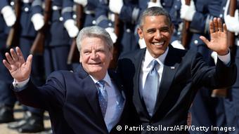 Barack Obama und Bundespräsident Joachim Gauck winken im Schloss Bellevue den Fotografen zu. Foto: AFP