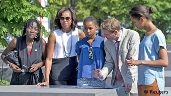 Michelle Obama besucht zusammen mit ihren Töchtern Malia und Sahsa und Schwägerin Auma das Holocaust-Mahnmal in Berlin.
Foto: REUTERS