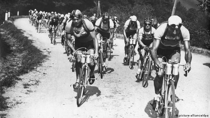 Najpoznatija ali i najteža biciklistička utrka na svijetu ima bogatu tradiciju (fotografija iz 1948.) 