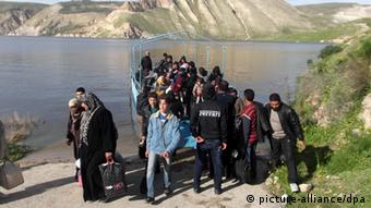 Syrian refugees after they crossed the border, near Ramtha, Jordan (Photo: EPA/JORDAN ARMY)