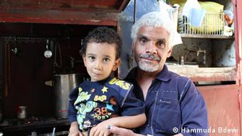 Mohamed with son Islam in front of his café; Cairo; 17.6.13; copyright: Hammuda Bdewi)
