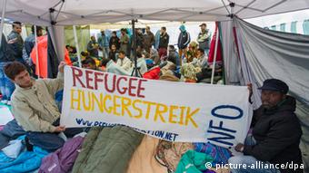 پناهجویان از روز شنبه زیر این چادرها دست به تحصن و اعتصاب غذا زده‌اند