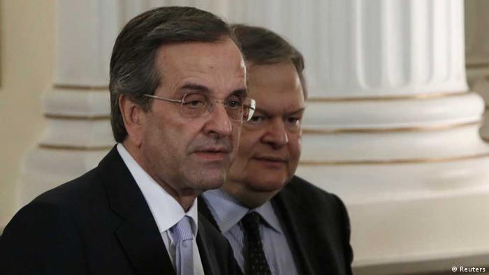 Greece's Prime Minister Antonis Samaras (L) and newly appointed Foreign Minister and Deputy Prime Minister Evangelos Venizelos walk after a swearing in ceremony at the Presidential Palace in Athens June 25, 2013. Samaras said on Tuesday avoiding new austerity measures to fulfill targets in the country's international bailout was a priority of his two-party coalition government. REUTERS/John Kolesidis (GREECE - Tags: POLITICS BUSINESS) / Eingestellt von wa