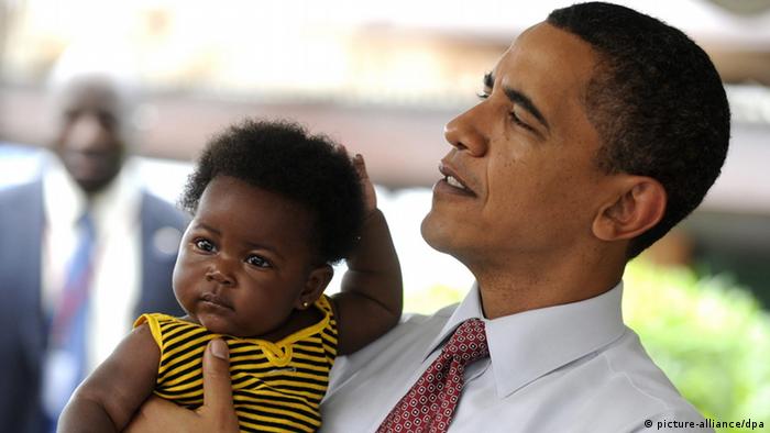 US Präsident Barack Obama hält in der Stadt Accra in Ghana ein Kind auf dem Arm.
Foto: SHAWN THEW/dpa (zu dpa-KORR.: «Obama reist nach Afrika - USA wollen am Boom teilhaben » vom 24.06.2013) 